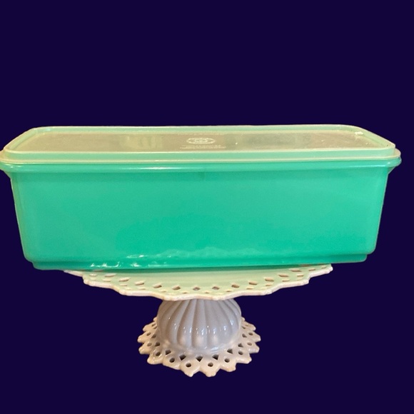Tupperware Classic green bread keeper with removable grate. - Picture 1 of 7